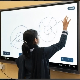 Màn hình tương tác trong lớp học